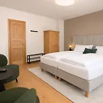 Mya Weinland 3*